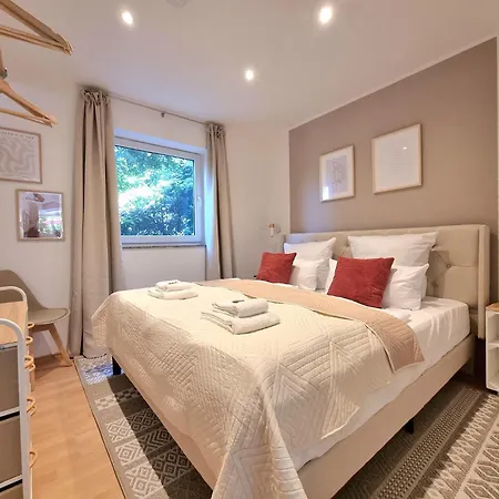 Charysma - Rosso-suite, Warmes & Stilvolles Design, Terrasse, Parkplatz Apartamento